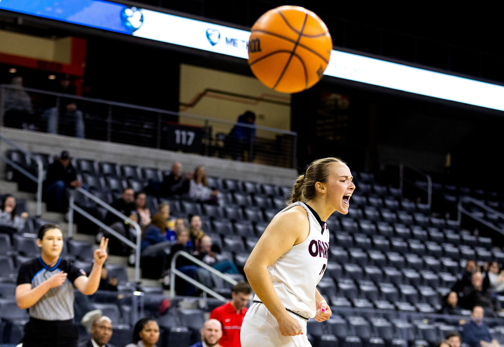 111722-owh-spo-unobasketball-em20.jpg